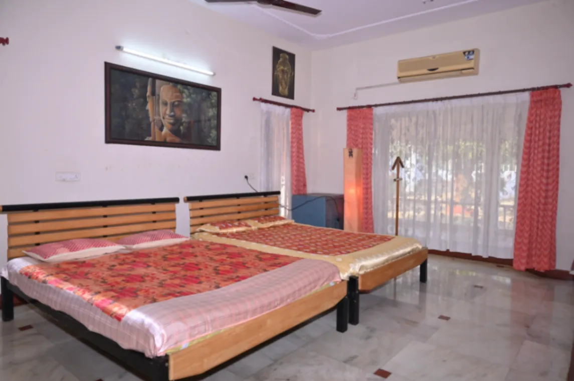 Bedroom with traditional furnishings